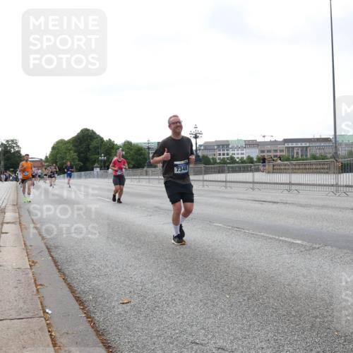 29.06.2025 - hella hamburg halbmarathon Lena Gebhardt http://msf.ph/oto/8433257 29.06.2025 10:08:14 Lombardsbrücke 7348, 1079, 1527, 2309, 2427, 3328, 4228, 4864, 5100, 5287, 5926, 6590, 6918, 7198, 7348, 7476, 8585, 9071, 9457, 9616, 9823, 9966, 10609, 10703, 10857, 11780, 12658, 12789, 12893, 13014, 13458, 14631, 14902, 14965, 15429, 15785, 16439, 16539, 16809, 16915, 18270, 18325, 18531 meine-sportfotos.de