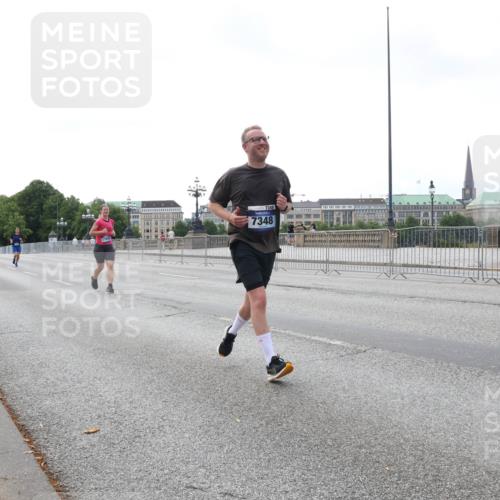 29.06.2025 - hella hamburg halbmarathon Lena Gebhardt http://msf.ph/oto/8433308 29.06.2025 10:08:15 Lombardsbrücke 14631, 7348, 7348, 1079, 1427, 1527, 2309, 2427, 3328, 4228, 4864, 5287, 5926, 6590, 6918, 7198, 7348, 7476, 8585, 9071, 9457, 9616, 9823, 9966, 10609, 10857, 11780, 12658, 12789, 12893, 13014, 13458, 14631, 14902, 14965, 15429, 15785, 16439, 16809, 16915, 18325, 18531 meine-sportfotos.de