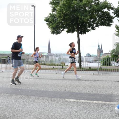 29.06.2025 - hella hamburg halbmarathon Lena Gebhardt http://msf.ph/oto/8433315 29.06.2025 10:44:31 Lombardsbrücke 17968, 12995, 1345, 1519, 1802, 1804, 2186, 2343, 2610, 2674, 2692, 3065, 3506, 3596, 4215, 4496, 4898, 4968, 5127, 5355, 5647, 5649, 5730, 5731, 6002, 7216, 7326, 7610, 7818, 7842, 8272, 8591, 8763, 8957, 9084, 9085, 9331, 9333, 9397, 9510, 9536, 10006, 10223, 10303, 10304, 10416, 11272, 11825, 11955, 12318, 12322, 12409, 12803, 12995, 13262, 13288, 13330, 13390, 13906, 14091, 14123, 14350, 14654, 14681, 14971, 18454, 18459 meine-sportfotos.de