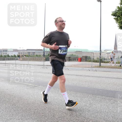 29.06.2025 - hella hamburg halbmarathon Lena Gebhardt http://msf.ph/oto/8433361 29.06.2025 10:08:15 Lombardsbrücke 12658, 7348, 7348, 1079, 1427, 1527, 2309, 2427, 3328, 4228, 4864, 5287, 5926, 6590, 6918, 7198, 7348, 7476, 8585, 9071, 9457, 9616, 9823, 9966, 10609, 10857, 11780, 12658, 12789, 12893, 13014, 13458, 14631, 14902, 14965, 15429, 15785, 16439, 16809, 16915, 18325, 18531 meine-sportfotos.de