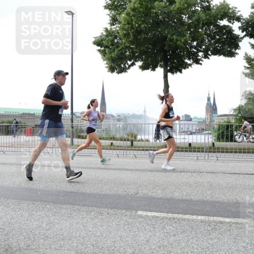 29.06.2025 - hella hamburg halbmarathon Lena Gebhardt http://msf.ph/oto/8433366 29.06.2025 10:44:31 Lombardsbrücke 1299, 1345, 1519, 1802, 1804, 2186, 2343, 2610, 2674, 2692, 3065, 3506, 3596, 4215, 4496, 4898, 4968, 5127, 5355, 5647, 5649, 5730, 5731, 6002, 7216, 7326, 7610, 7818, 7842, 8272, 8591, 8763, 8957, 9084, 9085, 9331, 9333, 9397, 9510, 9536, 10006, 10223, 10303, 10304, 10416, 11272, 11825, 11955, 12318, 12322, 12409, 12803, 12995, 13262, 13288, 13330, 13390, 13906, 14091, 14123, 14350, 14654, 14681, 14971, 18454, 18459 meine-sportfotos.de
