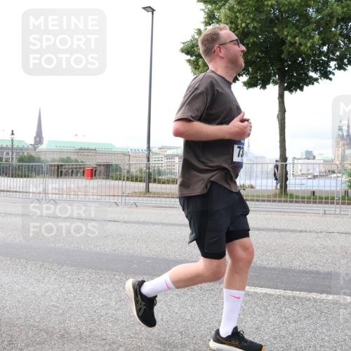 29.06.2025 - hella hamburg halbmarathon Lena Gebhardt http://msf.ph/oto/8433379 29.06.2025 10:08:16 Lombardsbrücke 73, 1079, 1427, 1527, 2309, 2427, 3328, 4228, 4864, 5287, 5926, 6590, 7198, 7348, 7476, 8585, 9071, 9457, 9616, 9823, 9966, 10609, 10857, 11780, 12658, 12789, 12893, 13014, 13458, 14631, 14902, 14965, 15429, 15785, 16439, 16809, 16915, 18325, 18531 meine-sportfotos.de