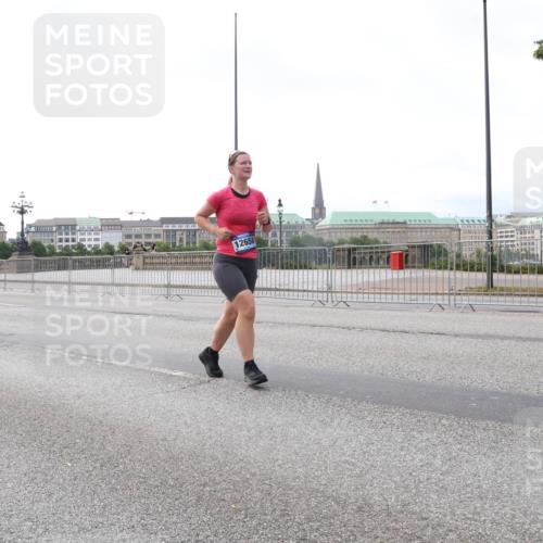 29.06.2025 - hella hamburg halbmarathon Lena Gebhardt http://msf.ph/oto/8433404 29.06.2025 10:08:18 Lombardsbrücke 12658, 1079, 1427, 1527, 2309, 2427, 3328, 4228, 4864, 5287, 5926, 6590, 7198, 7348, 7476, 8585, 9457, 9616, 9823, 9966, 10092, 10609, 10857, 11780, 12658, 12789, 12893, 13014, 13458, 14631, 14902, 14965, 15429, 15785, 16439, 16809, 18325, 18531 meine-sportfotos.de