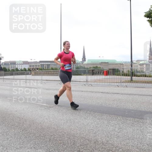 29.06.2025 - hella hamburg halbmarathon Lena Gebhardt http://msf.ph/oto/8433424 29.06.2025 10:08:18 Lombardsbrücke 12658, 1079, 1427, 1527, 2309, 2427, 3328, 4228, 4864, 5287, 5926, 6590, 7198, 7348, 7476, 8585, 9457, 9616, 9823, 9966, 10092, 10609, 10857, 11780, 12658, 12789, 12893, 13014, 13458, 14631, 14902, 14965, 15429, 15785, 16439, 16809, 18325, 18531 meine-sportfotos.de