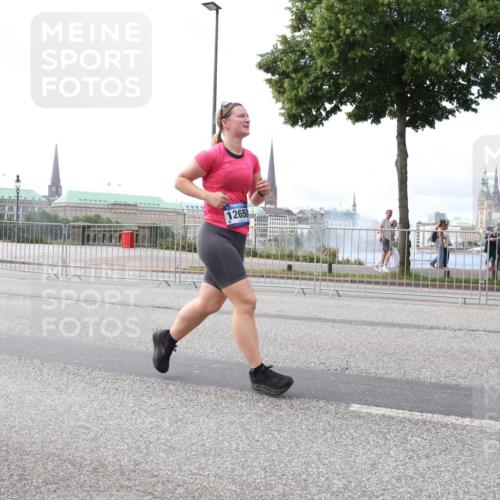 29.06.2025 - hella hamburg halbmarathon Lena Gebhardt http://msf.ph/oto/8433438 29.06.2025 10:08:18 Lombardsbrücke 12658, 1079, 1427, 1527, 2309, 2427, 3328, 4228, 4864, 5287, 5926, 6590, 7198, 7348, 7476, 8585, 9457, 9616, 9823, 9966, 10092, 10609, 10857, 11780, 12658, 12789, 12893, 13014, 13458, 14631, 14902, 14965, 15429, 15785, 16439, 16809, 18325, 18531 meine-sportfotos.de