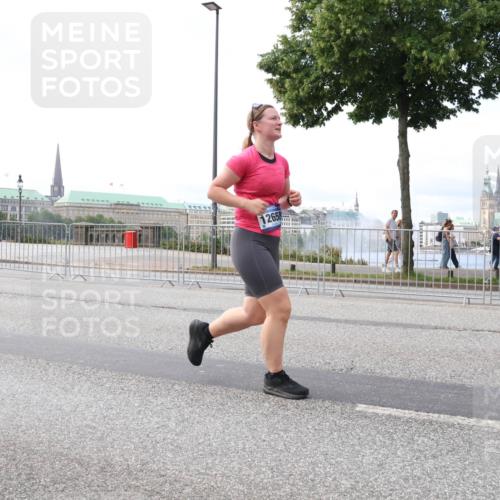 29.06.2025 - hella hamburg halbmarathon Lena Gebhardt http://msf.ph/oto/8433454 29.06.2025 10:08:19 Lombardsbrücke 12658, 1079, 1427, 1527, 2309, 2427, 3328, 4228, 4864, 5287, 5926, 6590, 7198, 7348, 7476, 8585, 9457, 9616, 9823, 9966, 10092, 10609, 10857, 11780, 12658, 12789, 12893, 13014, 13458, 14631, 14902, 14965, 15429, 15785, 16439, 16809, 18325, 18531 meine-sportfotos.de