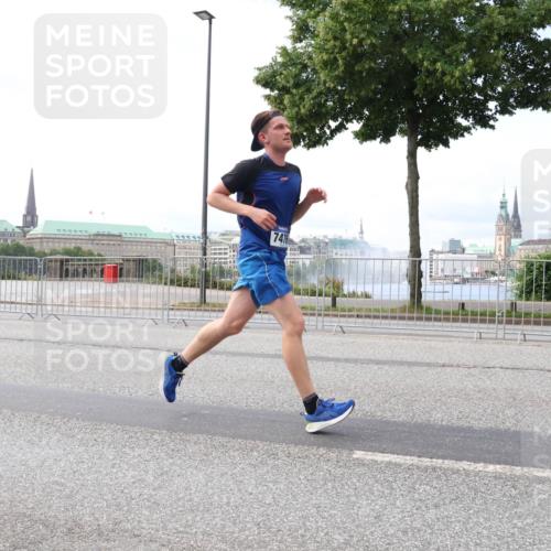 29.06.2025 - hella hamburg halbmarathon Lena Gebhardt http://msf.ph/oto/8433521 29.06.2025 10:08:23 Lombardsbrücke 7476, 1427, 1527, 2427, 4228, 4864, 5287, 5926, 6100, 6590, 7198, 7348, 7476, 8585, 9457, 9616, 9823, 9951, 9958, 10092, 10609, 10857, 11780, 11967, 12144, 12658, 12893, 13014, 13458, 14631, 14902, 14965, 15429, 15785, 16439, 16809, 18325, 18531 meine-sportfotos.de