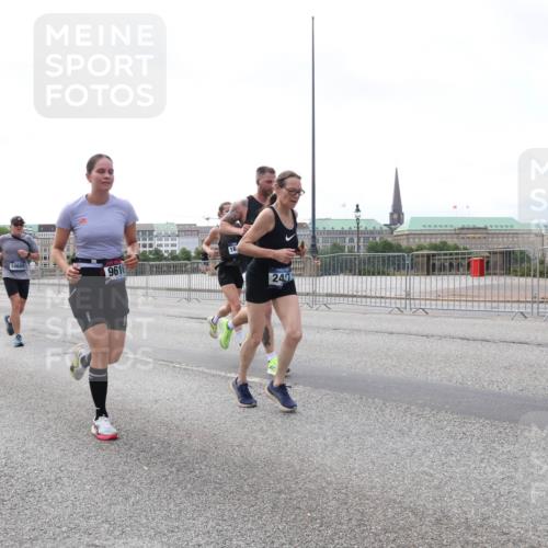 29.06.2025 - hella hamburg halbmarathon Lena Gebhardt http://msf.ph/oto/8433595 29.06.2025 10:08:25 Lombardsbrücke 7198, 10609, 9616, 242, 1427, 1527, 2427, 5287, 5926, 6100, 6590, 7198, 7348, 7476, 8585, 9457, 9616, 9823, 9951, 9958, 10092, 10609, 10857, 11780, 11967, 12144, 12658, 12893, 13014, 14631, 14902, 14965, 15429, 15785, 16439, 16809, 18325 meine-sportfotos.de