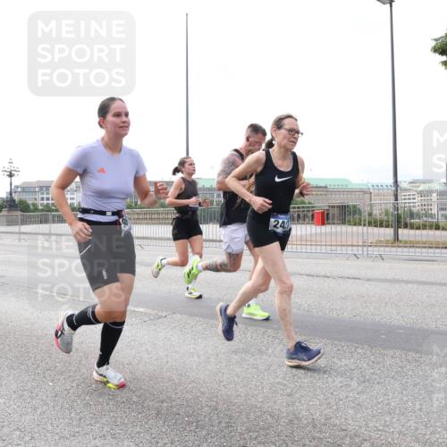 29.06.2025 - hella hamburg halbmarathon Lena Gebhardt http://msf.ph/oto/8433611 29.06.2025 10:08:25 Lombardsbrücke 10609, 24, 1427, 1527, 2427, 5287, 5926, 6100, 6590, 7198, 7348, 7476, 8585, 9457, 9616, 9823, 9951, 9958, 10092, 10609, 10857, 11780, 11967, 12144, 12658, 12893, 13014, 14631, 14902, 14965, 15429, 15785, 16439, 16809, 18325 meine-sportfotos.de