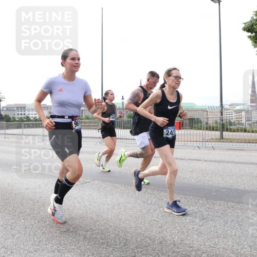 29.06.2025 - hella hamburg halbmarathon Lena Gebhardt http://msf.ph/oto/8433632 29.06.2025 10:08:25 Lombardsbrücke 10609, 1643, 24, 1427, 1527, 2427, 5287, 5926, 6100, 6590, 7198, 7348, 7476, 8585, 9457, 9616, 9823, 9951, 9958, 10092, 10609, 10857, 11780, 11967, 12144, 12658, 12893, 13014, 14631, 14902, 14965, 15429, 15785, 16439, 16809, 18325 meine-sportfotos.de