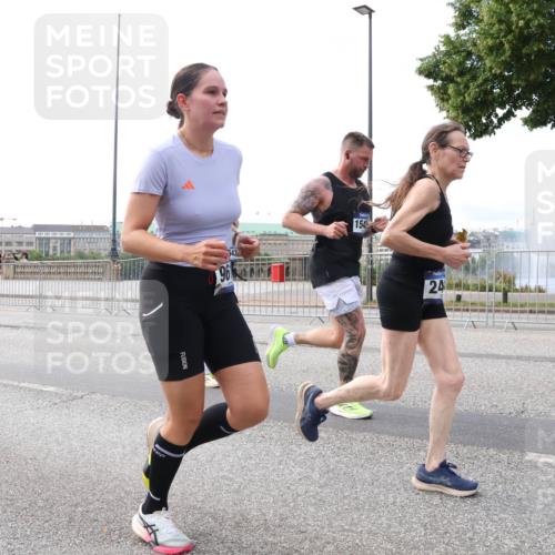 29.06.2025 - hella hamburg halbmarathon Lena Gebhardt http://msf.ph/oto/8433652 29.06.2025 10:08:25 Lombardsbrücke 154, 24, 1427, 1527, 2427, 5287, 5926, 6100, 6590, 7198, 7348, 7476, 8585, 9457, 9616, 9823, 9951, 9958, 10092, 10609, 10857, 11780, 11967, 12144, 12658, 12893, 13014, 14631, 14902, 14965, 15429, 15785, 16439, 16809, 18325 meine-sportfotos.de