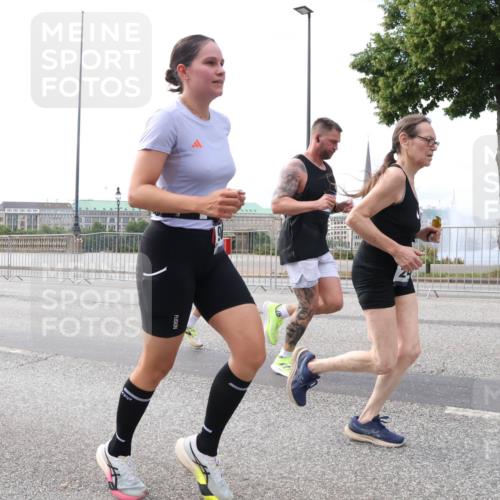 29.06.2025 - hella hamburg halbmarathon Lena Gebhardt http://msf.ph/oto/8433679 29.06.2025 10:08:26 Lombardsbrücke 1427, 1527, 2427, 5926, 6100, 6590, 7198, 7348, 7476, 8585, 9457, 9616, 9823, 9951, 9958, 10035, 10092, 10609, 10857, 11780, 11967, 12144, 12658, 12893, 13014, 14631, 14902, 14965, 15429, 15785, 16439, 16809, 18325 meine-sportfotos.de