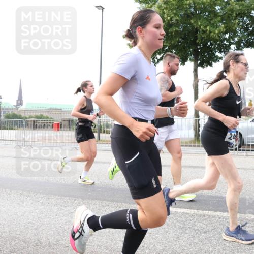 29.06.2025 - hella hamburg halbmarathon Lena Gebhardt http://msf.ph/oto/8433702 29.06.2025 10:08:26 Lombardsbrücke 1427, 1527, 2427, 5926, 6100, 6590, 7198, 7348, 7476, 8585, 9457, 9616, 9823, 9951, 9958, 10035, 10092, 10609, 10857, 11780, 11967, 12144, 12658, 12893, 13014, 14631, 14902, 14965, 15429, 15785, 16439, 16809, 18325 meine-sportfotos.de