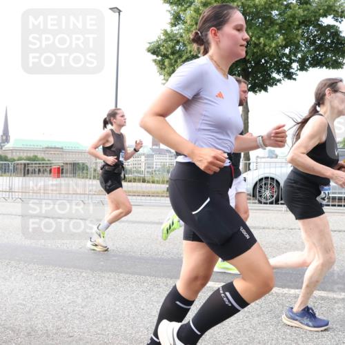 29.06.2025 - hella hamburg halbmarathon Lena Gebhardt http://msf.ph/oto/8433725 29.06.2025 10:08:26 Lombardsbrücke 1427, 1527, 2427, 5926, 6100, 6590, 7198, 7348, 7476, 8585, 9457, 9616, 9823, 9951, 9958, 10035, 10092, 10609, 10857, 11780, 11967, 12144, 12658, 12893, 13014, 14631, 14902, 14965, 15429, 15785, 16439, 16809, 18325 meine-sportfotos.de