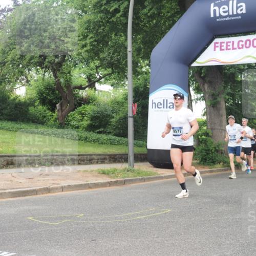 29.06.2025 - hella hamburg halbmarathon KatJ http://msf.ph/oto/8433735 29.06.2025 10:44:05 Zwischen KM18-KM19 1719, 2883, 4951 meine-sportfotos.de
