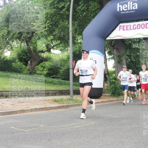 29.06.2025 - hella hamburg halbmarathon KatJ http://msf.ph/oto/8433746 29.06.2025 10:44:05 Zwischen KM18-KM19 1719, 2883, 4951 meine-sportfotos.de