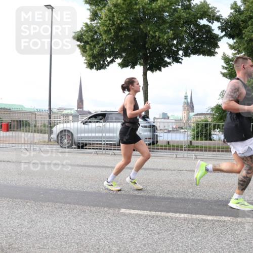 29.06.2025 - hella hamburg halbmarathon Lena Gebhardt http://msf.ph/oto/8433775 29.06.2025 10:08:26 Lombardsbrücke 1427, 1527, 2427, 5926, 6100, 6590, 7198, 7348, 7476, 8585, 9457, 9616, 9823, 9951, 9958, 10035, 10092, 10609, 10857, 11780, 11967, 12144, 12658, 12893, 13014, 14631, 14902, 14965, 15429, 15785, 16439, 16809, 18325 meine-sportfotos.de