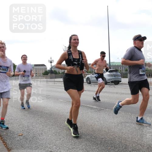 29.06.2025 - hella hamburg halbmarathon Lena Gebhardt http://msf.ph/oto/8433841 29.06.2025 10:08:27 Lombardsbrücke 9457, 10857, 7198, 1060, 1427, 1527, 2427, 5926, 6100, 6590, 7198, 7348, 7476, 8585, 9457, 9616, 9823, 9951, 9958, 10035, 10092, 10609, 10857, 11780, 11967, 12144, 12658, 12893, 13014, 14631, 14902, 14965, 15429, 16439, 18325 meine-sportfotos.de
