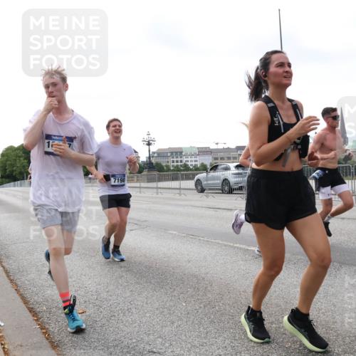 29.06.2025 - hella hamburg halbmarathon Lena Gebhardt http://msf.ph/oto/8433864 29.06.2025 10:08:28 Lombardsbrücke 6457, 7198, 1427, 1527, 2427, 5926, 6100, 6590, 7198, 7348, 7476, 8585, 9457, 9616, 9823, 9951, 9958, 10035, 10092, 10609, 10857, 11780, 11967, 12144, 12658, 12893, 13014, 14631, 14902, 14965, 15429, 16439, 18325 meine-sportfotos.de