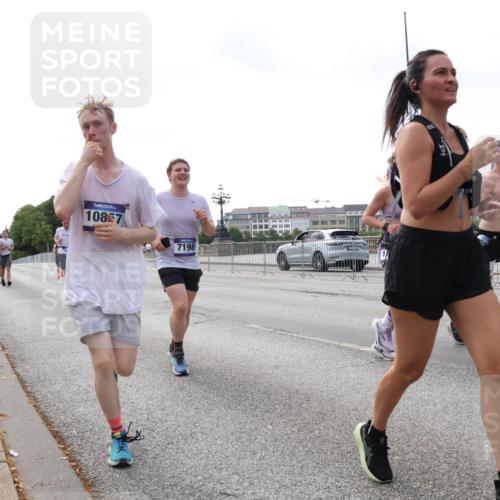 29.06.2025 - hella hamburg halbmarathon Lena Gebhardt http://msf.ph/oto/8433874 29.06.2025 10:08:28 Lombardsbrücke 10857, 7198, 1427, 1527, 2427, 5926, 6100, 6590, 7198, 7348, 7476, 8585, 9457, 9616, 9823, 9951, 9958, 10035, 10092, 10609, 10857, 11780, 11967, 12144, 12658, 12893, 13014, 14631, 14902, 14965, 15429, 16439, 18325 meine-sportfotos.de