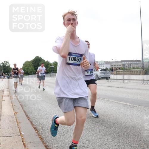 29.06.2025 - hella hamburg halbmarathon Lena Gebhardt http://msf.ph/oto/8433887 29.06.2025 10:08:28 Lombardsbrücke 9457, 3, 10857, 7198, 14902, 1427, 1527, 2427, 5926, 6100, 6590, 7198, 7348, 7476, 8585, 9457, 9616, 9823, 9951, 9958, 10035, 10092, 10609, 10857, 11780, 11967, 12144, 12658, 12893, 13014, 14631, 14902, 14965, 15429, 16439, 18325 meine-sportfotos.de