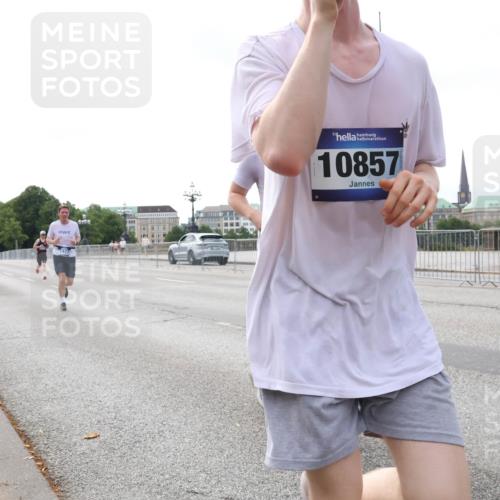 29.06.2025 - hella hamburg halbmarathon Lena Gebhardt http://msf.ph/oto/8433902 29.06.2025 10:08:29 Lombardsbrücke 9457, 10857, 1427, 1527, 2427, 3762, 5926, 6100, 6590, 7198, 7348, 7476, 8585, 9457, 9616, 9823, 9951, 9958, 10035, 10092, 10609, 10857, 11780, 11967, 12144, 12658, 12893, 13014, 14631, 14902, 14965, 15429, 16439, 18325 meine-sportfotos.de