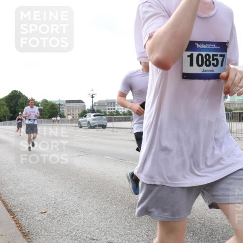 29.06.2025 - hella hamburg halbmarathon Lena Gebhardt http://msf.ph/oto/8433911 29.06.2025 10:08:29 Lombardsbrücke 1427, 9457, 10857, 1427, 1527, 2427, 3762, 5926, 6100, 6590, 7198, 7348, 7476, 8585, 9457, 9616, 9823, 9951, 9958, 10035, 10092, 10609, 10857, 11780, 11967, 12144, 12658, 12893, 13014, 14631, 14902, 14965, 15429, 16439, 18325 meine-sportfotos.de