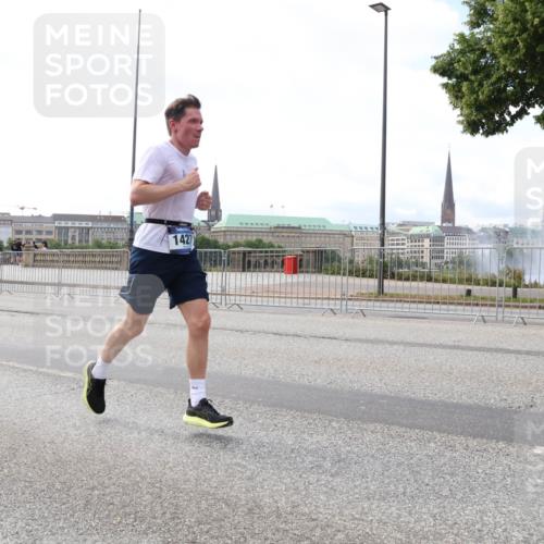29.06.2025 - hella hamburg halbmarathon Lena Gebhardt http://msf.ph/oto/8433961 29.06.2025 10:08:31 Lombardsbrücke 1427, 1427, 2427, 3762, 5926, 6100, 6590, 7198, 7348, 7476, 8585, 9457, 9616, 9823, 9951, 9958, 10035, 10092, 10609, 10857, 11780, 11967, 12144, 12658, 13014, 13174, 14631, 14902, 14965, 15429, 16439, 18325 meine-sportfotos.de