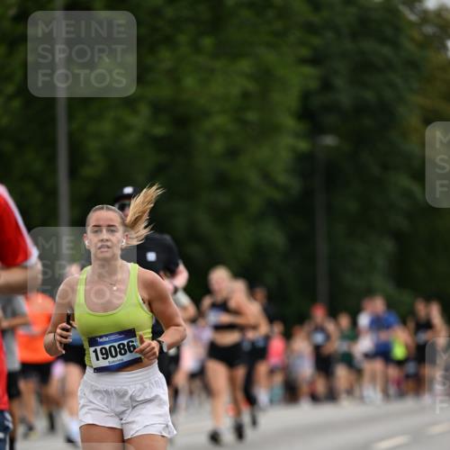 29.06.2025 - hella hamburg halbmarathon Dr. Thomas Lammeyer http://msf.ph/oto/8434151 29.06.2025 10:53:50 Kennedybrücke 1167, 1584, 1805, 2437, 2438, 2527, 2668, 2716, 2997, 3232, 3253, 4769, 5118, 5479, 5480, 5781, 6191, 6497, 7203, 7650, 7679, 7947, 7948, 8065, 10130, 10333, 10654, 10782, 11192 meine-sportfotos.de