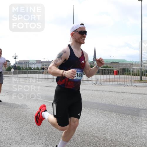 29.06.2025 - hella hamburg halbmarathon Lena Gebhardt http://msf.ph/oto/8434160 29.06.2025 10:08:34 Lombardsbrücke 1780, 98, 144, 1427, 2427, 3762, 5347, 5926, 6100, 6590, 7198, 7348, 7476, 8585, 9457, 9616, 9823, 9951, 9958, 10035, 10092, 10609, 10857, 11657, 11780, 11967, 12144, 12658, 13014, 13174, 14631, 14902, 14965, 15429, 15584, 16439, 18325 meine-sportfotos.de