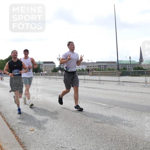 29.06.2025 - hella hamburg halbmarathon Lena Gebhardt http://msf.ph/oto/8434204 29.06.2025 10:08:34 Lombardsbrücke 98, 6590, 1427, 2427, 3762, 5347, 5926, 6100, 6590, 7198, 7348, 7476, 8585, 9457, 9616, 9823, 9951, 9958, 10035, 10092, 10609, 10857, 11657, 11780, 11967, 12144, 12658, 13014, 13174, 14631, 14902, 14965, 15429, 15584, 16439, 18325 meine-sportfotos.de
