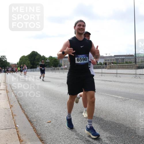 29.06.2025 - hella hamburg halbmarathon Lena Gebhardt http://msf.ph/oto/8434250 29.06.2025 10:08:35 Lombardsbrücke 6590, 98, 1427, 2427, 3762, 5347, 5926, 6100, 6590, 7198, 7348, 7476, 8585, 9457, 9616, 9823, 9951, 9958, 10035, 10092, 10609, 10857, 11657, 11780, 11967, 12144, 12658, 13014, 13174, 14631, 14902, 14965, 15429, 15584, 16439, 18325 meine-sportfotos.de