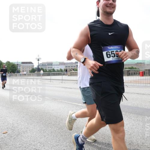 29.06.2025 - hella hamburg halbmarathon Lena Gebhardt http://msf.ph/oto/8434313 29.06.2025 10:08:36 Lombardsbrücke 659, 1427, 2427, 3762, 5347, 5926, 6100, 6590, 7198, 7476, 9457, 9616, 9823, 9951, 9958, 10035, 10092, 10609, 10857, 11657, 11780, 11967, 12144, 12658, 13014, 13174, 14631, 14902, 14965, 15429, 15584, 16439 meine-sportfotos.de