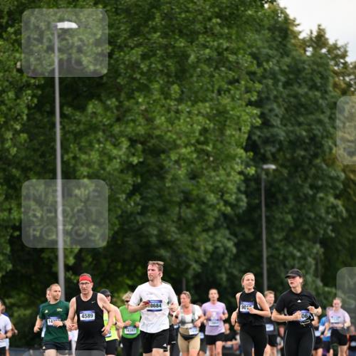 29.06.2025 - hella hamburg halbmarathon Dr. Thomas Lammeyer http://msf.ph/oto/8434353 29.06.2025 10:54:01 Kennedybrücke 1167, 1805, 2437, 2438, 2541, 2716, 2997, 3253, 4589, 4769, 5106, 5118, 5479, 5480, 6694, 7679, 9015, 9162, 10038, 10130, 10654, 10782, 11030 meine-sportfotos.de