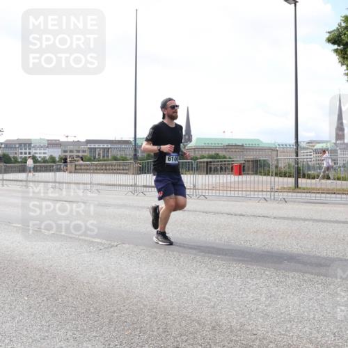 29.06.2025 - hella hamburg halbmarathon Lena Gebhardt http://msf.ph/oto/8434367 29.06.2025 10:08:39 Lombardsbrücke 6100, 1427, 2427, 3762, 5347, 5926, 6100, 6590, 7198, 7476, 9457, 9616, 9823, 9951, 9958, 10035, 10092, 10609, 10857, 11657, 11780, 11967, 12144, 13014, 13174, 13593, 14631, 14902, 14965, 15429, 15584, 15586, 15592, 16439, 18266 meine-sportfotos.de
