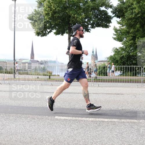 29.06.2025 - hella hamburg halbmarathon Lena Gebhardt http://msf.ph/oto/8434466 29.06.2025 10:08:40 Lombardsbrücke 1427, 2427, 3762, 5347, 5926, 6100, 6590, 7198, 7476, 9457, 9616, 9823, 9951, 9958, 10035, 10092, 10609, 10857, 11657, 11780, 11967, 12144, 13014, 13174, 13592, 13593, 14631, 14902, 14965, 15429, 15584, 15586, 15592, 16439, 18266 meine-sportfotos.de