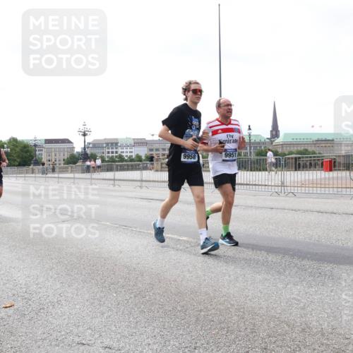 29.06.2025 - hella hamburg halbmarathon Lena Gebhardt http://msf.ph/oto/8434547 29.06.2025 10:08:45 Lombardsbrücke 15584, 5347, 9958, 9951, 1427, 3762, 5347, 6100, 6590, 7198, 7453, 7476, 9457, 9616, 9823, 9951, 9958, 10035, 10092, 11657, 11780, 11967, 12144, 13174, 13592, 13593, 14631, 14902, 14965, 15429, 15584, 15586, 15592, 16439, 18266, 18505 meine-sportfotos.de
