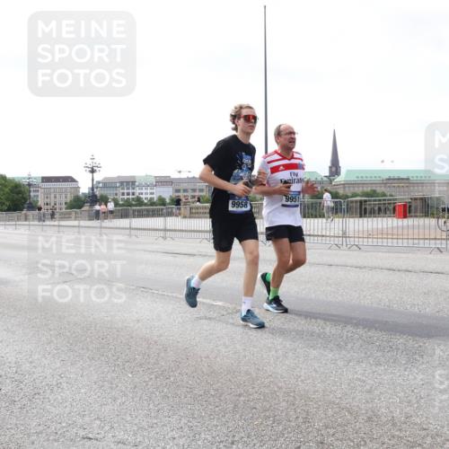 29.06.2025 - hella hamburg halbmarathon Lena Gebhardt http://msf.ph/oto/8434561 29.06.2025 10:08:45 Lombardsbrücke 347, 15584, 9958, 9951, 1427, 3762, 5347, 6100, 6590, 7198, 7453, 7476, 9457, 9616, 9823, 9951, 9958, 10035, 10092, 11657, 11780, 11967, 12144, 13174, 13592, 13593, 14631, 14902, 14965, 15429, 15584, 15586, 15592, 16439, 18266, 18505 meine-sportfotos.de