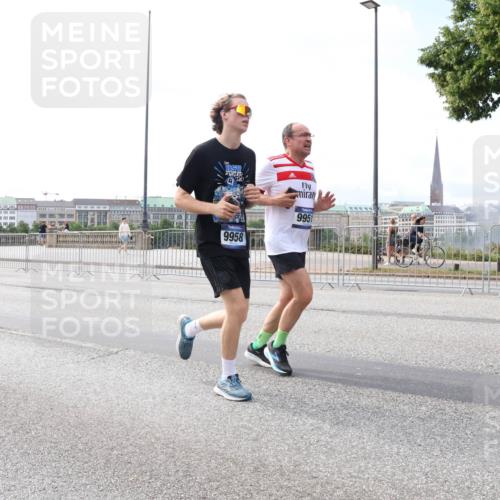 29.06.2025 - hella hamburg halbmarathon Lena Gebhardt http://msf.ph/oto/8434575 29.06.2025 10:08:46 Lombardsbrücke 9958, 9951, 1427, 3762, 5347, 6100, 6590, 7453, 7476, 9457, 9823, 9951, 9958, 10035, 10092, 11657, 11780, 11967, 12144, 13174, 13592, 13593, 14631, 14902, 14965, 15429, 15584, 15586, 15592, 16439, 18266, 18505 meine-sportfotos.de