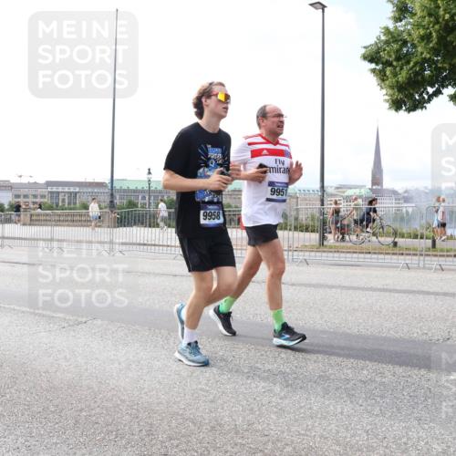 29.06.2025 - hella hamburg halbmarathon Lena Gebhardt http://msf.ph/oto/8434594 29.06.2025 10:08:46 Lombardsbrücke 9958, 9951, 1427, 3762, 5347, 6100, 6590, 7453, 7476, 9457, 9823, 9951, 9958, 10035, 10092, 11657, 11780, 11967, 12144, 13174, 13592, 13593, 14631, 14902, 14965, 15429, 15584, 15586, 15592, 16439, 18266, 18505 meine-sportfotos.de