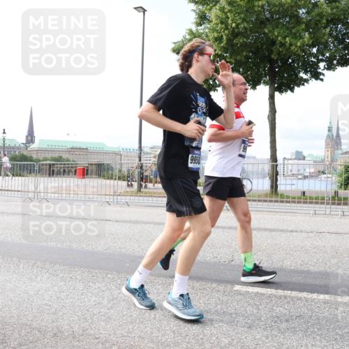 29.06.2025 - hella hamburg halbmarathon Lena Gebhardt http://msf.ph/oto/8434636 29.06.2025 10:08:46 Lombardsbrücke 8900, 1427, 3762, 5347, 6100, 6590, 7453, 7476, 9457, 9823, 9951, 9958, 10035, 10092, 11657, 11780, 11967, 12144, 13174, 13592, 13593, 14631, 14902, 14965, 15429, 15584, 15586, 15592, 16439, 18266, 18505 meine-sportfotos.de
