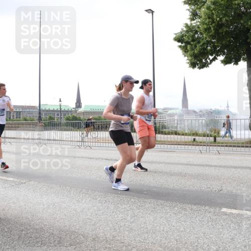29.06.2025 - hella hamburg halbmarathon Lena Gebhardt http://msf.ph/oto/8434641 29.06.2025 10:44:47 Lombardsbrücke 18454, 9331, 1024, 1273, 1345, 1629, 1924, 2007, 2343, 2610, 2674, 2779, 3506, 3570, 4215, 4275, 4496, 4968, 5355, 5647, 5649, 6002, 6841, 6888, 7216, 8272, 8582, 8907, 9036, 9084, 9085, 9331, 9333, 9397, 9536, 10006, 10303, 10304, 10416, 10562, 10566, 10668, 10707, 11272, 11825, 12198, 12318, 12322, 12394, 12409, 13039, 13261, 13262, 13288, 13330, 13390, 13906, 14091, 14123, 14350, 14654, 14681, 14971, 18454, 18459 meine-sportfotos.de