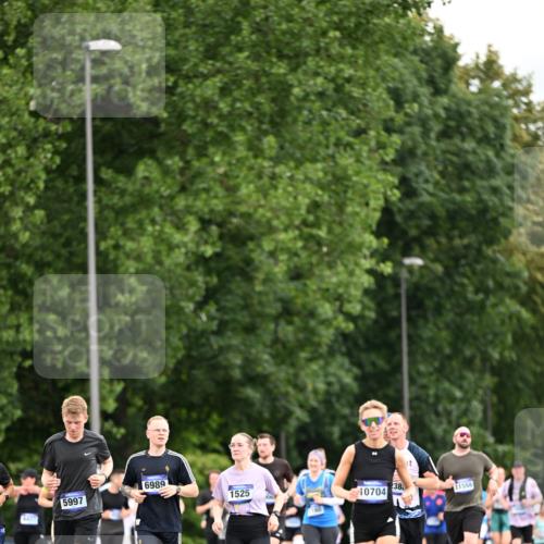 29.06.2025 - hella hamburg halbmarathon Dr. Thomas Lammeyer http://msf.ph/oto/8434712 29.06.2025 10:54:12 Kennedybrücke 1525, 1805, 2541, 2927, 2997, 3070, 4589, 5106, 5997, 6680, 6694, 6989, 7679, 7755, 8254, 9015, 9162, 9261, 10038, 10060, 10704, 10782, 11030 meine-sportfotos.de