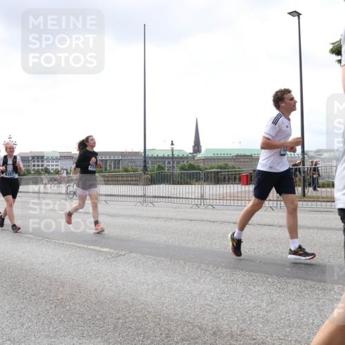 29.06.2025 - hella hamburg halbmarathon Lena Gebhardt http://msf.ph/oto/8434741 29.06.2025 10:44:48 Lombardsbrücke 9397, 65, 1024, 1273, 1345, 1629, 1924, 2007, 2343, 2610, 2674, 2779, 3506, 3570, 4215, 4275, 4496, 4968, 5355, 5647, 5649, 6002, 6841, 6888, 7216, 7912, 8582, 8907, 9036, 9084, 9085, 9331, 9333, 9397, 9536, 10006, 10303, 10304, 10416, 10562, 10566, 10668, 10707, 11272, 11825, 12198, 12318, 12322, 12332, 12394, 12409, 13039, 13261, 13262, 13288, 13330, 13390, 13906, 14091, 14123, 14350, 14654, 14681, 14971, 18454, 18459 meine-sportfotos.de