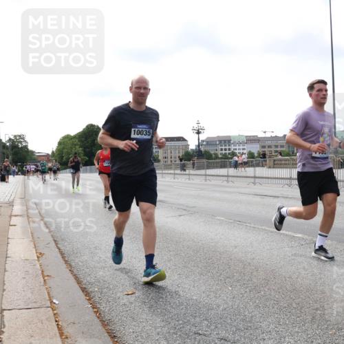 29.06.2025 - hella hamburg halbmarathon Lena Gebhardt http://msf.ph/oto/8434792 29.06.2025 10:08:51 Lombardsbrücke 1196, 10035, 1147, 1427, 3762, 5347, 6100, 6590, 7453, 7476, 9951, 9958, 10035, 10092, 11496, 11657, 11780, 11967, 12144, 13174, 13592, 13593, 14902, 14965, 15429, 15584, 15586, 15592, 16439, 17347, 18266, 18505 meine-sportfotos.de