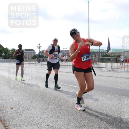 29.06.2025 - hella hamburg halbmarathon Lena Gebhardt http://msf.ph/oto/8434911 29.06.2025 10:08:54 Lombardsbrücke 1266, 3762, 11967, 1147, 1188, 1427, 1838, 3762, 5347, 6100, 6590, 7453, 9718, 9951, 9958, 10035, 10092, 10819, 11067, 11496, 11657, 11780, 11967, 12144, 13174, 13592, 13593, 14736, 14902, 14965, 15584, 15586, 15592, 16439, 17347, 18266, 18505 meine-sportfotos.de