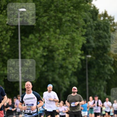 29.06.2025 - hella hamburg halbmarathon Dr. Thomas Lammeyer http://msf.ph/oto/8434917 29.06.2025 10:54:17 Kennedybrücke 1525, 1805, 2160, 2541, 2927, 2997, 3070, 3710, 4589, 5106, 5997, 6680, 6694, 6989, 7755, 8254, 9015, 9162, 9261, 9940, 10038, 10060, 10704, 11030, 11426 meine-sportfotos.de