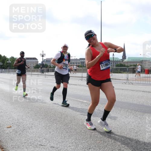 29.06.2025 - hella hamburg halbmarathon Lena Gebhardt http://msf.ph/oto/8434930 29.06.2025 10:08:54 Lombardsbrücke 7266, 11967, 1147, 1188, 1427, 1838, 3762, 5347, 6100, 6590, 7453, 9718, 9951, 9958, 10035, 10092, 10819, 11067, 11496, 11657, 11780, 11967, 12144, 13174, 13592, 13593, 14736, 14902, 14965, 15584, 15586, 15592, 16439, 17347, 18266, 18505 meine-sportfotos.de