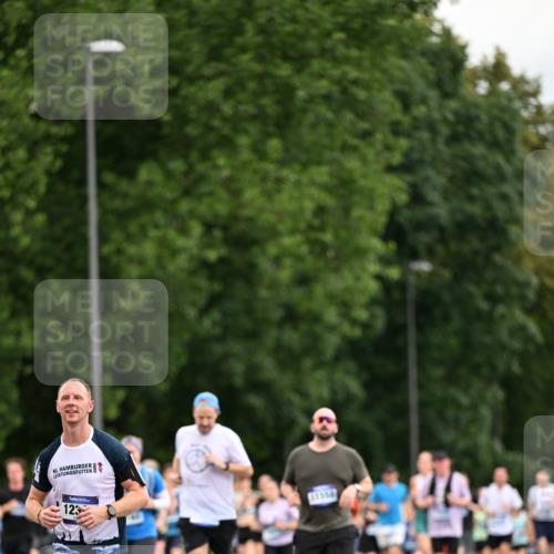 29.06.2025 - hella hamburg halbmarathon Dr. Thomas Lammeyer http://msf.ph/oto/8434936 29.06.2025 10:54:18 Kennedybrücke 1525, 1805, 2160, 2541, 2927, 3070, 3710, 4168, 4589, 5106, 5997, 6680, 6694, 6989, 7755, 8254, 9015, 9162, 9261, 9940, 10038, 10060, 10704, 11030, 11426 meine-sportfotos.de