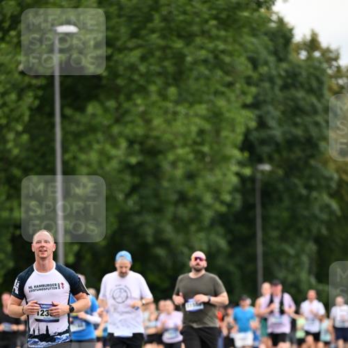 29.06.2025 - hella hamburg halbmarathon Dr. Thomas Lammeyer http://msf.ph/oto/8434942 29.06.2025 10:54:18 Kennedybrücke 1525, 1805, 2160, 2541, 2927, 3070, 3710, 4168, 4589, 5106, 5997, 6680, 6694, 6989, 7755, 8254, 9015, 9162, 9261, 9940, 10038, 10060, 10704, 11030, 11426 meine-sportfotos.de